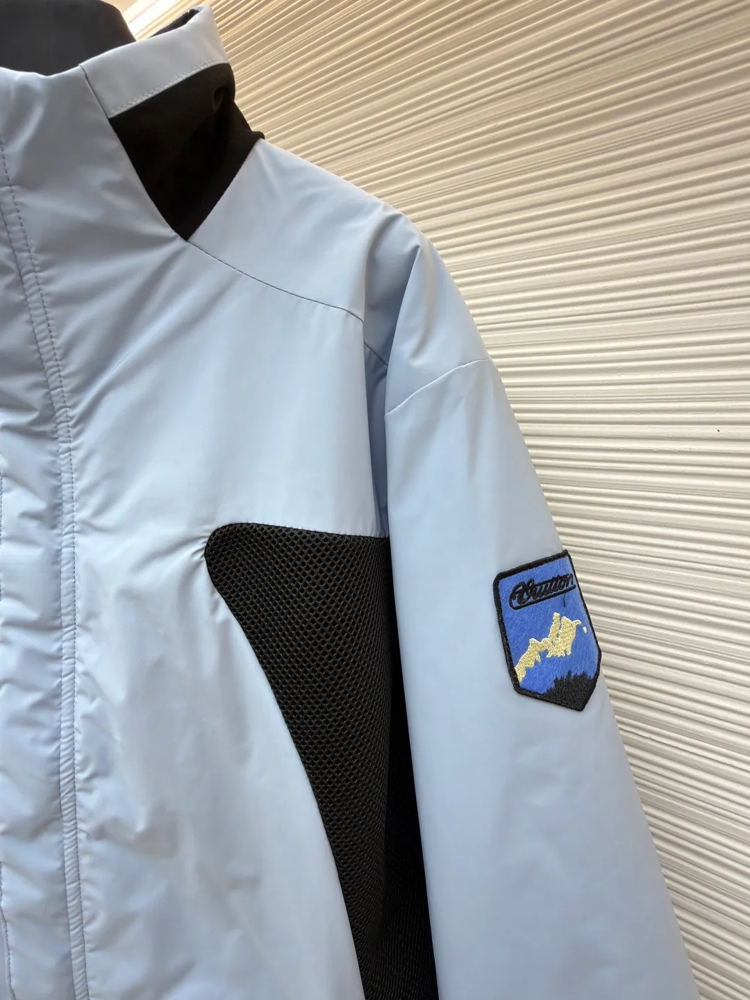 LOUIS VUITTON double-sided turtleneck jacket with badge logo ●Original version: Purchased and developed by 24038 ●Item number: 1682249-C30 ●Fabric: cotton fabric ●Technology: made on positioning cutting machine ●Color: blue/black ●Version: fitted version ●Weight: about 920 grams ●Size: 46-48-50-52 ●Description: This color-blocked outdoor jacket is made of professional outdoor functional fabrics. The main body is made of high-density nylon windproof fabric. It has been treated with three-proof technology and has waterproof, oil-proof, and anti-static properties. The fabric has strong dimensional stability and is not easy to deform after being pre-shrunk. The body is spliced ​​with black breathable mesh fabric. The mesh is woven with warp knitting technology. It has uniform pore size and excellent toughness, which not only enhances the visual layering but also improves the breathability of the wearer. The black splicing parts of the collar and cuffs are made of elastic rib fabric. After shaping treatment, it has good elasticity and fits the body shape without being tight. The badge logo is made using a composite process of heat transfer and embroidery. The color of the pattern is firm and the embroidery stitches are dense. The hardware accessories are all made of custom-made alloy and have been sandblasted and matte. The zippers are hidden in design, combined with three-dimensional tailoring and seamless gluing technology to make the overall shape crisp. The details take into account both functionality and design beauty, showing the quality of precision workmanship. The overall wiring is straight and delicate, the fabric is comfortable and soft, and the color is consistent without color difference. It can be matched with the same style to create a fashionable look and control various occasions. Customized accessories, complete with three standards, same style for men and women!